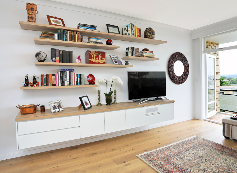 Inspiration pour un salon nordique de taille moyenne avec un mur blanc, parquet clair, un téléviseur indépendant et un sol jaune.