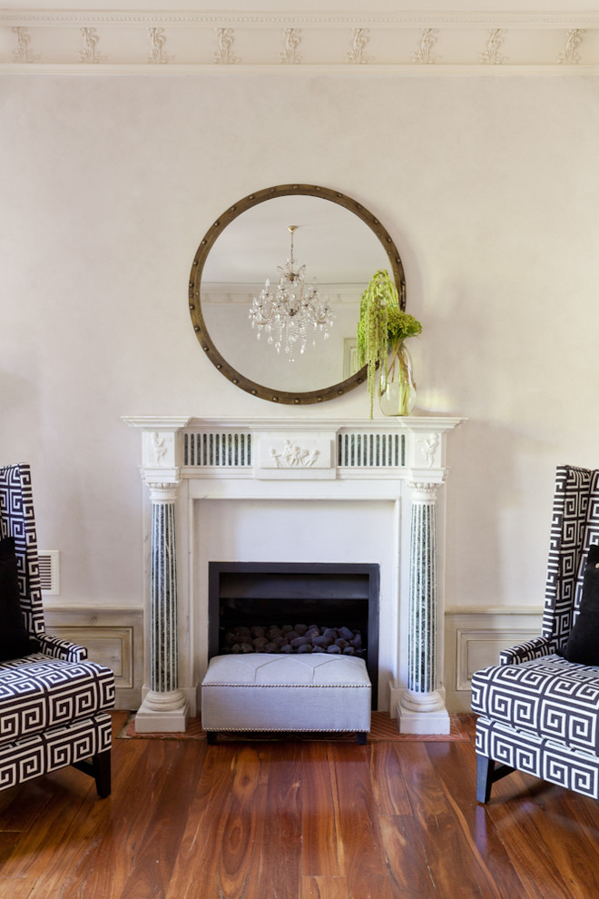 パースにある高級な広いトランジショナルスタイルのおしゃれなリビング (ベージュの壁、無垢フローリング、標準型暖炉、石材の暖炉まわり) の写真