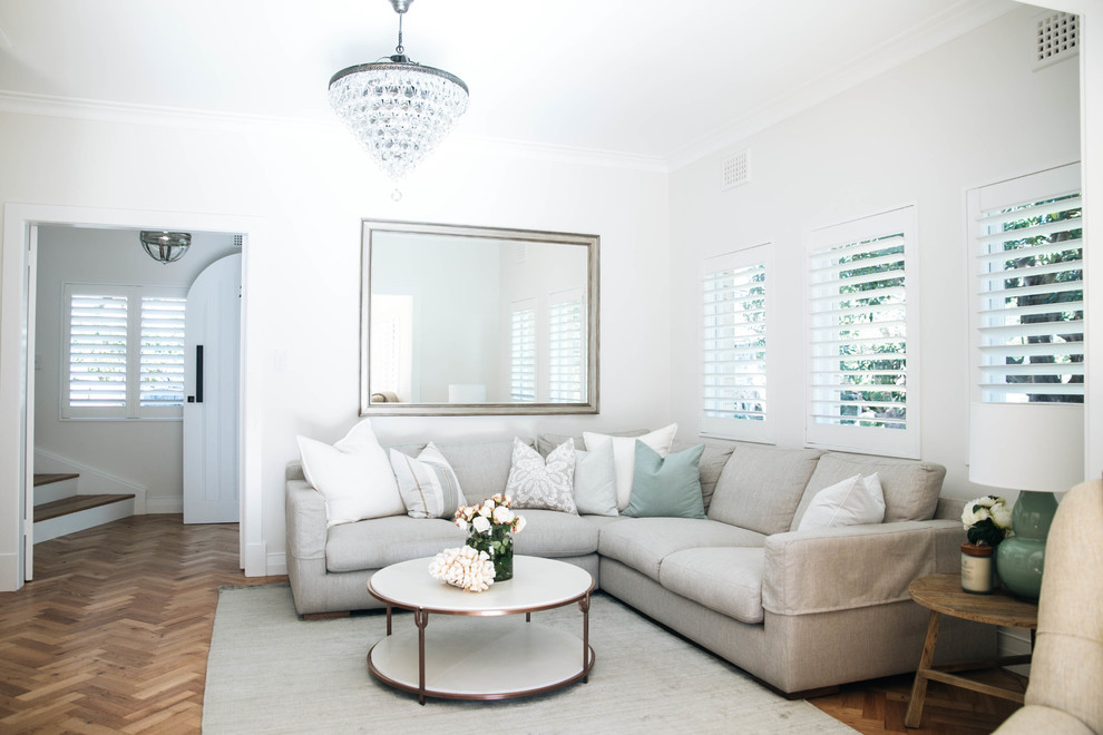 Idee per un soggiorno classico di medie dimensioni con pareti bianche e pavimento in legno massello medio