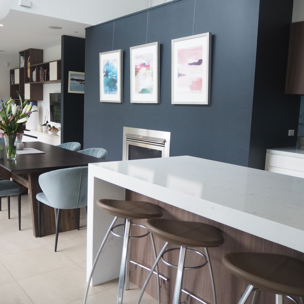 Mittelgroßes, Offenes Modernes Wohnzimmer mit weißer Wandfarbe, Keramikboden, Multimediawand, beigem Boden, Kamin und Kaminumrandung aus Metall in Sydney