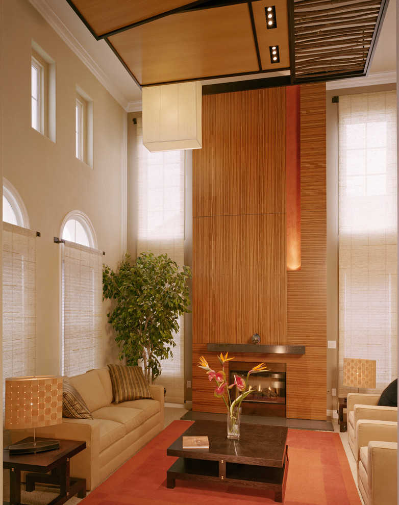 Klassisches Wohnzimmer mit Kaminumrandung aus Holz in San Francisco