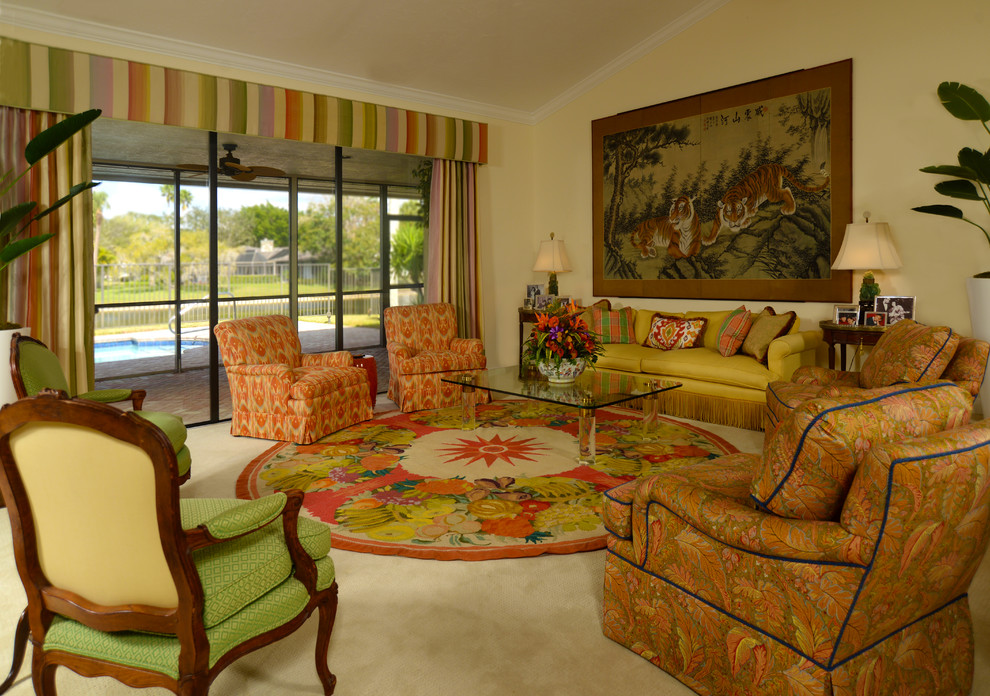 Ispirazione per un grande soggiorno eclettico aperto con pareti gialle e moquette