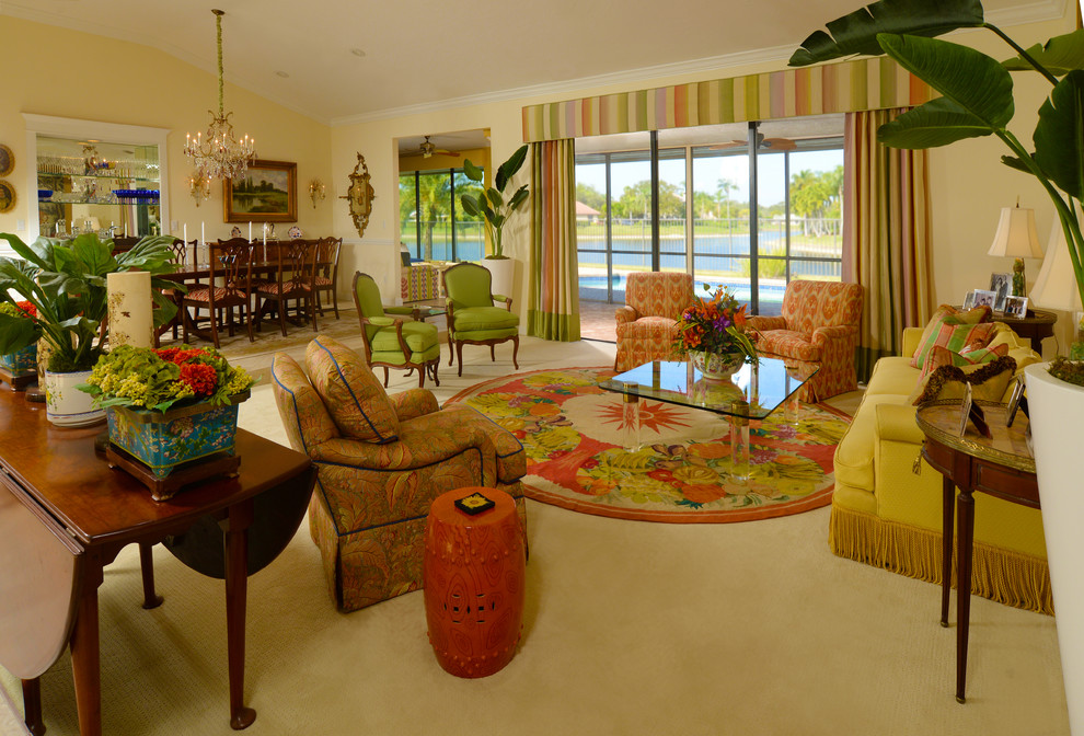 Immagine di un grande soggiorno bohémian aperto con pareti gialle e moquette