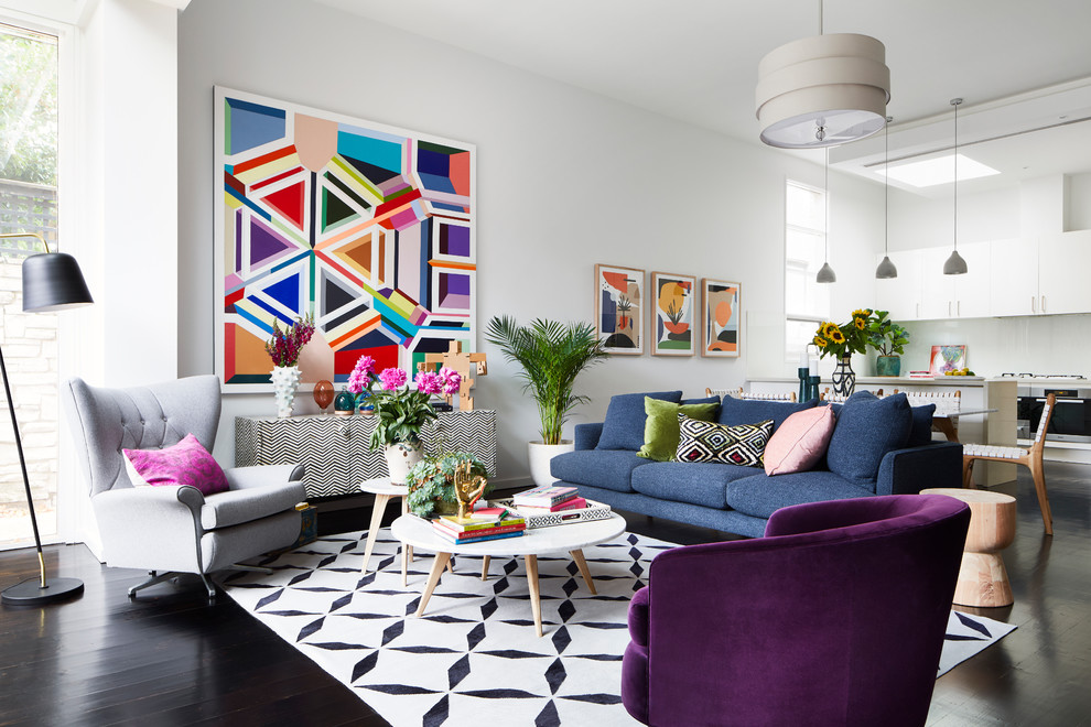 Repräsentatives, Offenes Modernes Wohnzimmer mit weißer Wandfarbe, gebeiztem Holzboden und schwarzem Boden in Melbourne