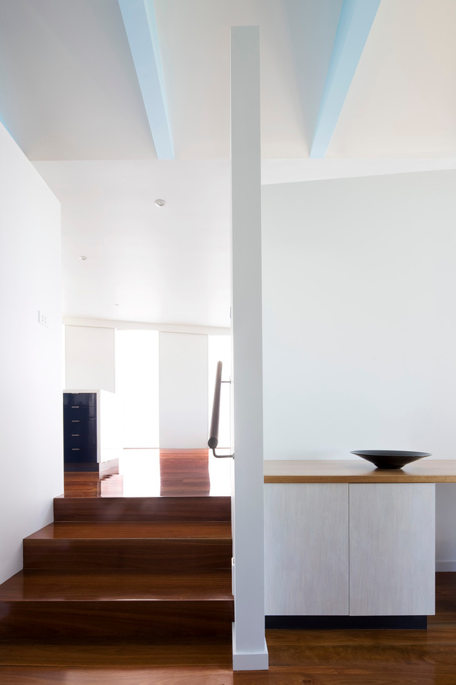 Kleines, Offenes Modernes Wohnzimmer mit weißer Wandfarbe und dunklem Holzboden in Melbourne