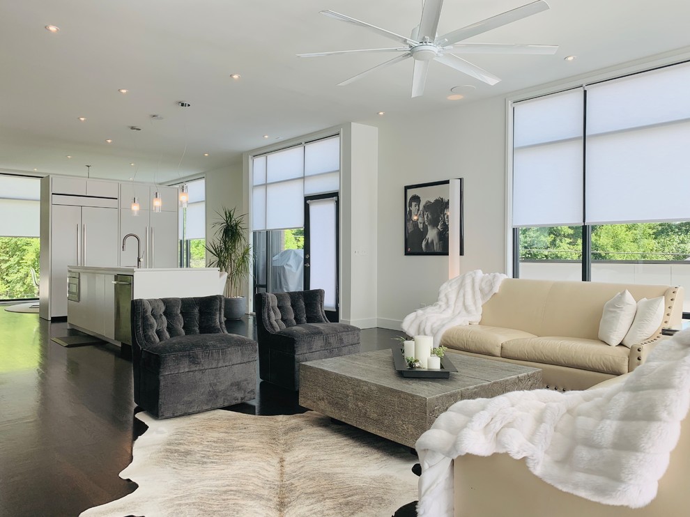 Offenes Modernes Wohnzimmer mit weißer Wandfarbe, dunklem Holzboden und braunem Boden in Atlanta