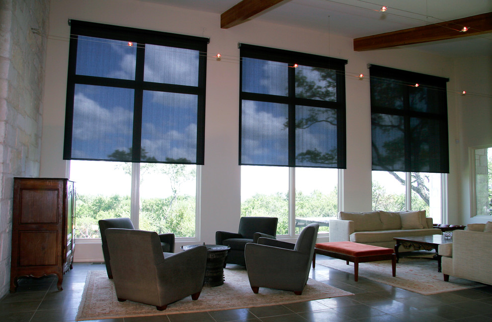 На фото: открытая гостиная комната среднего размера в стиле модернизм с серыми стенами, полом из керамической плитки и серым полом с