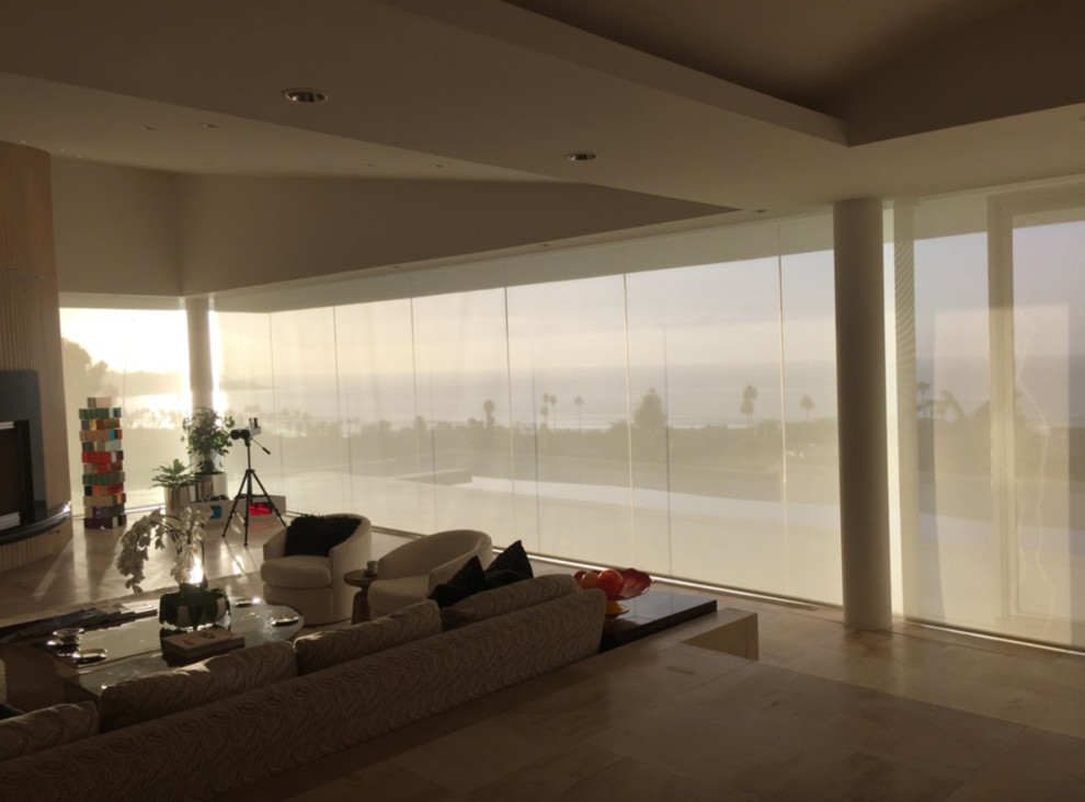 Großes, Repräsentatives, Fernseherloses, Abgetrenntes Modernes Wohnzimmer ohne Kamin mit beiger Wandfarbe, Travertin und beigem Boden in San Diego