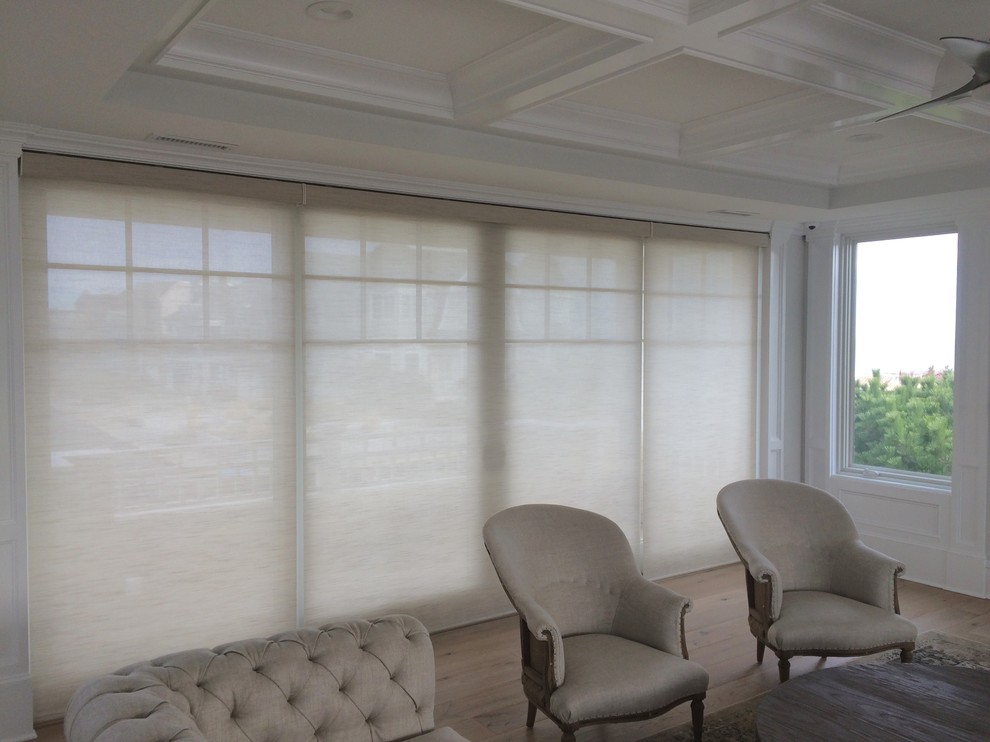 Offenes Maritimes Wohnzimmer mit beiger Wandfarbe, hellem Holzboden und Multimediawand in New York