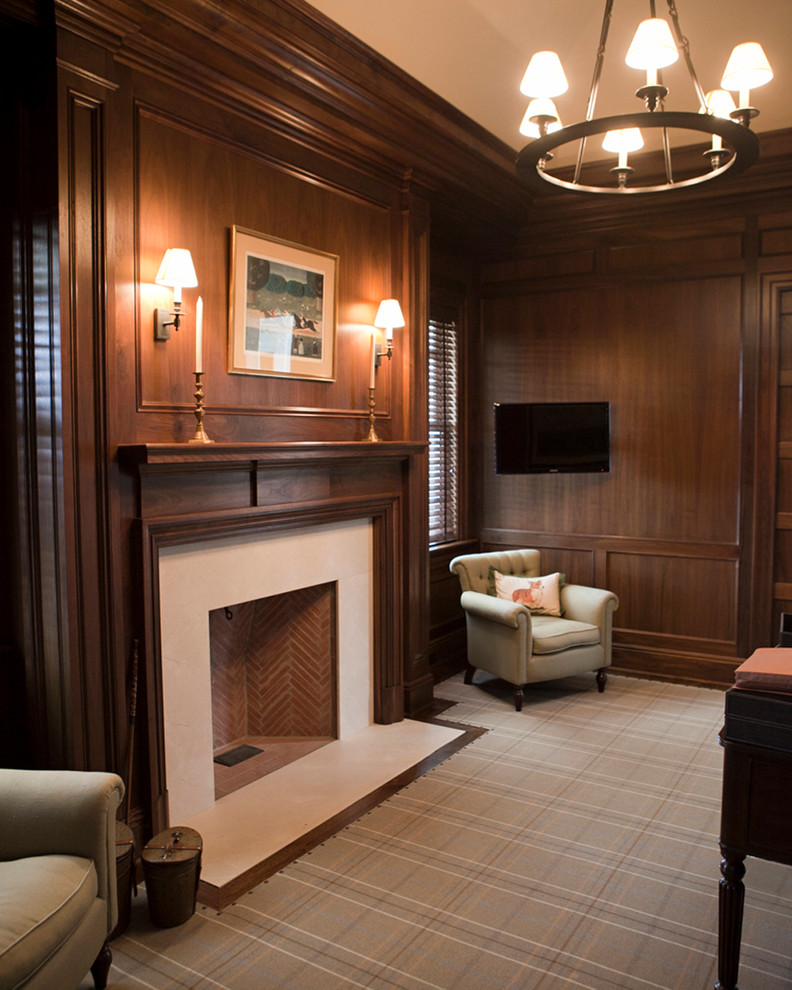 Пример оригинального дизайна: парадная, изолированная гостиная комната в классическом стиле с серыми стенами, ковровым покрытием, стандартным камином и фасадом камина из дерева