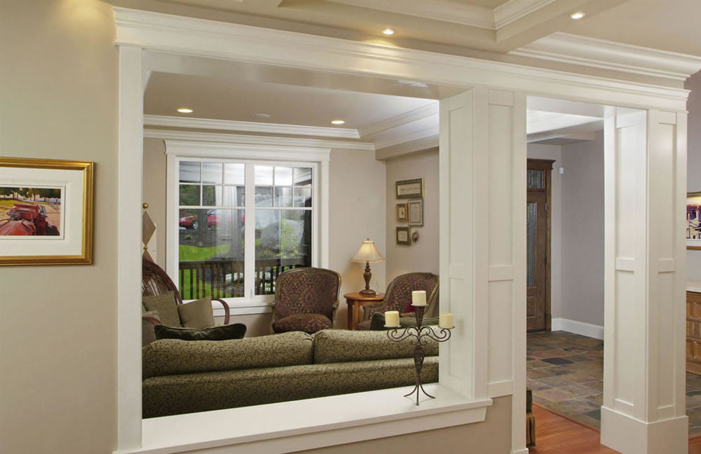 Стильный дизайн: парадная, открытая гостиная комната среднего размера в классическом стиле с серыми стенами и паркетным полом среднего тона - последний тренд