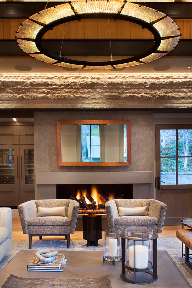 Uriges Wohnzimmer mit grauer Wandfarbe, braunem Holzboden und Kamin in Denver