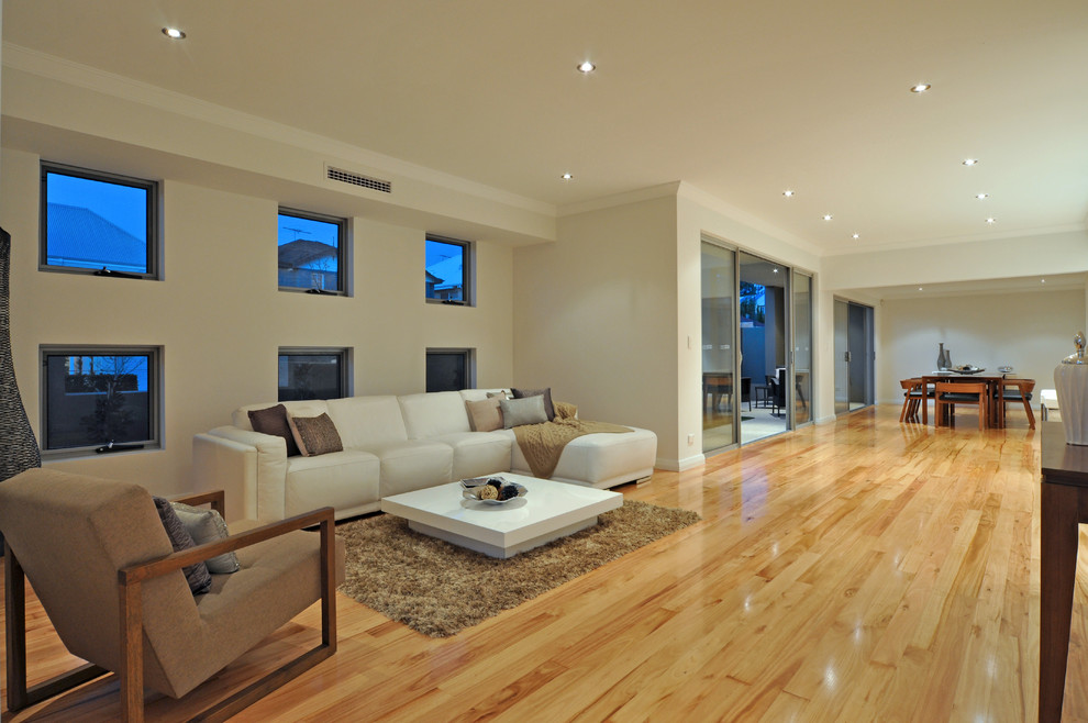 Foto di un soggiorno design con pavimento in legno massello medio