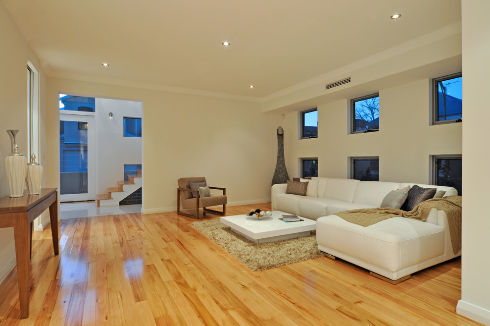 Foto di un soggiorno contemporaneo con pavimento in legno massello medio