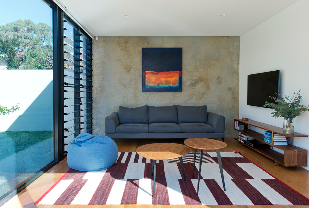 Ispirazione per un soggiorno minimalista di medie dimensioni con pavimento in legno massello medio