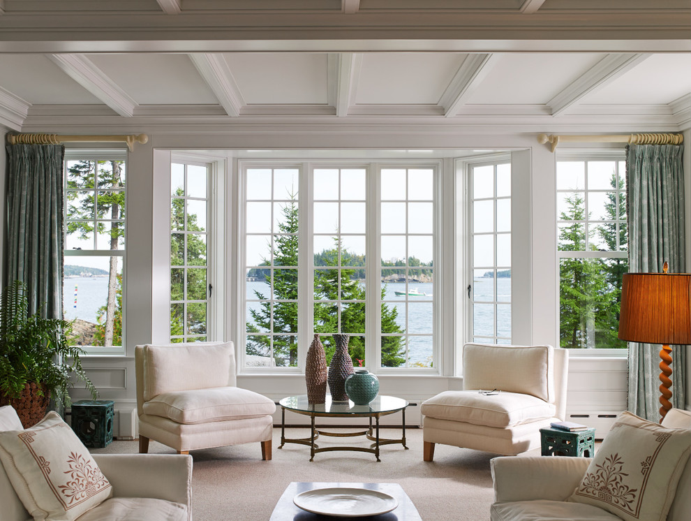 Свежая идея для дизайна: гостиная комната в классическом стиле с серыми стенами, ковровым покрытием и синими шторами - отличное фото интерьера