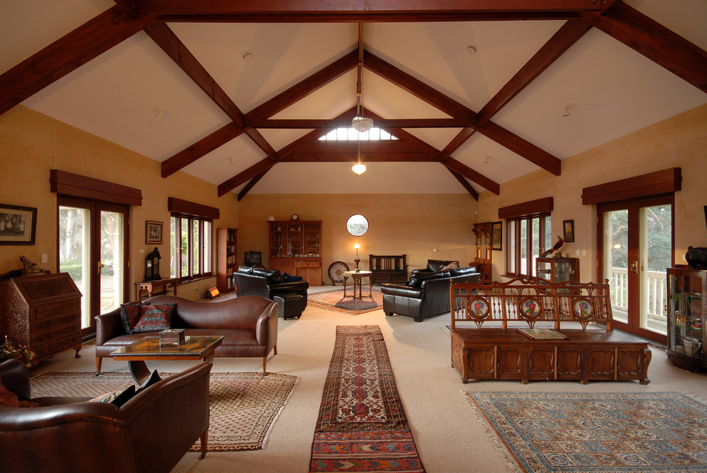Пример оригинального дизайна: огромная гостиная комната в стиле фьюжн