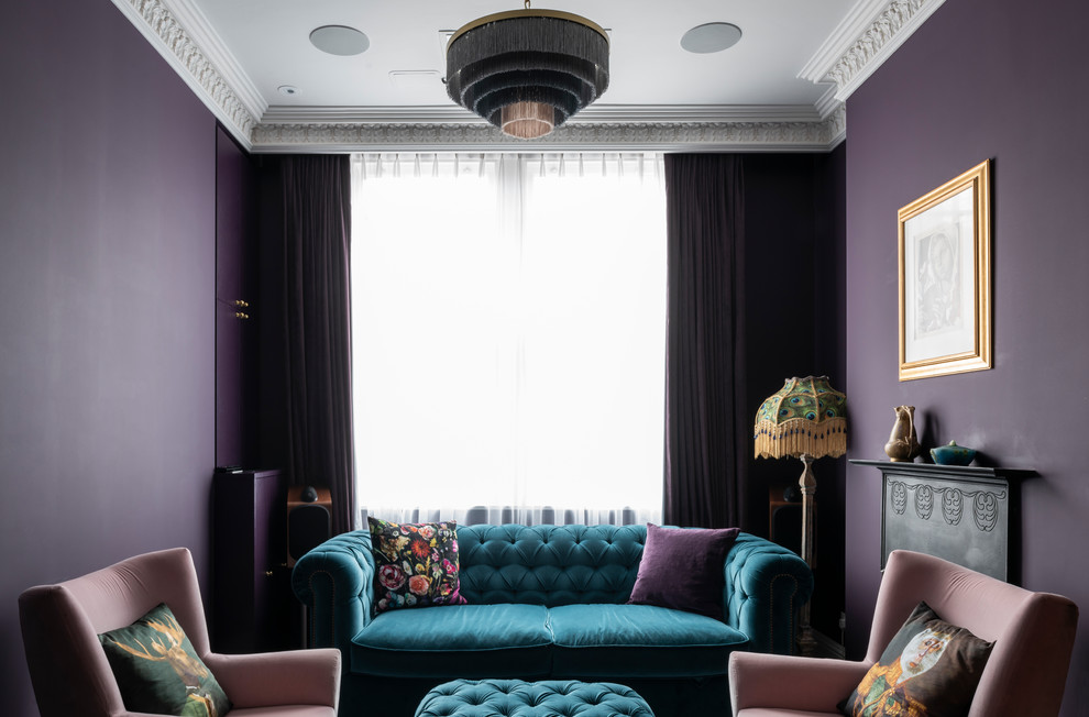 Стильный дизайн: парадная гостиная комната в стиле неоклассика (современная классика) с фиолетовыми стенами и красивыми шторами без телевизора - последний тренд