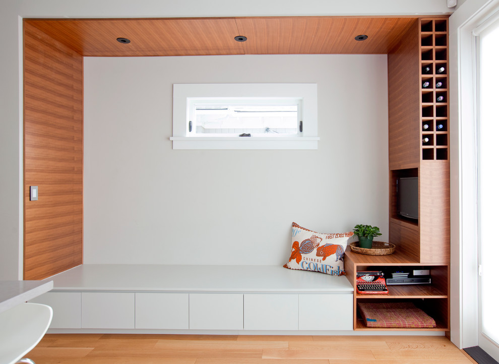 Стильный дизайн: гостиная комната в современном стиле с телевизором на стене - последний тренд