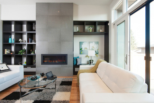 На фото: гостиная комната в стиле модернизм с полом из бамбука и фасадом камина из плитки с