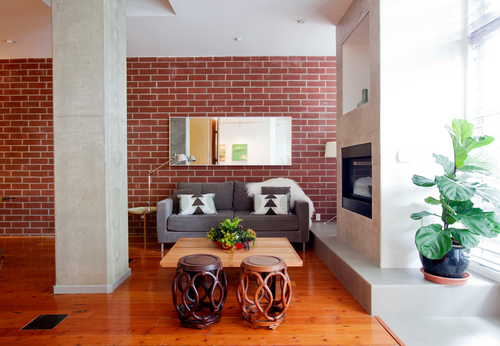 Exemple d'un salon tendance ouvert et de taille moyenne avec un sol en bois brun et une cheminée ribbon.