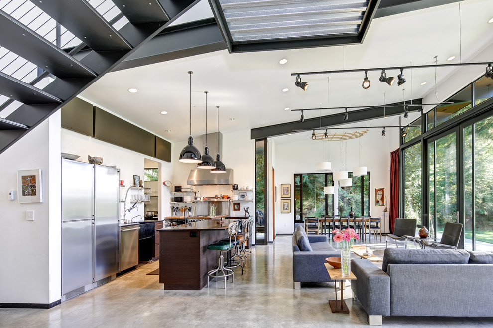 Offenes Industrial Wohnzimmer mit weißer Wandfarbe, Betonboden und grauem Boden in Seattle