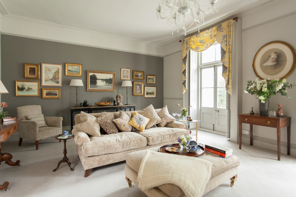 Immagine di un soggiorno classico con pareti grigie, moquette e pavimento grigio