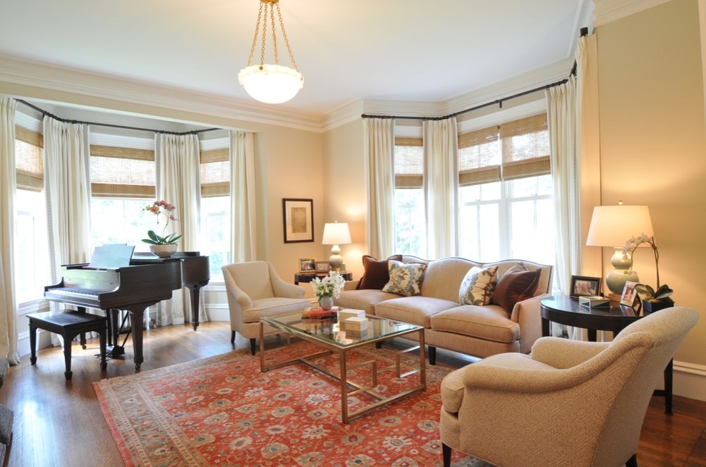 Mittelgroßes, Repräsentatives, Fernseherloses, Abgetrenntes Klassisches Wohnzimmer ohne Kamin mit beiger Wandfarbe, braunem Holzboden und rotem Boden in Boston