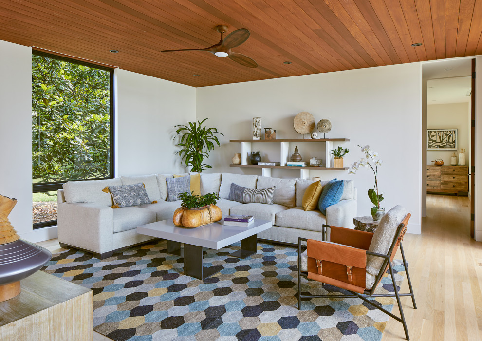 Großes, Offenes Uriges Wohnzimmer ohne Kamin mit beiger Wandfarbe, Keramikboden, TV-Wand, grauem Boden und Holzdecke in Washington, D.C.