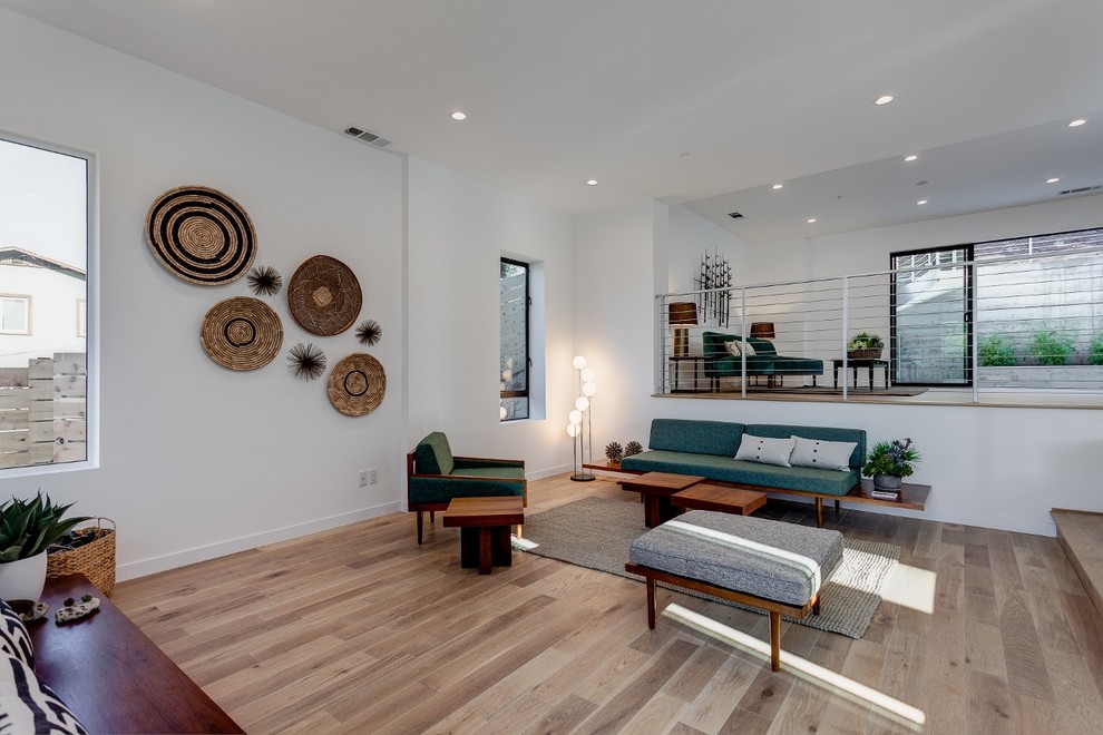 Großes, Repräsentatives, Fernseherloses, Offenes Modernes Wohnzimmer ohne Kamin mit weißer Wandfarbe und hellem Holzboden in Los Angeles