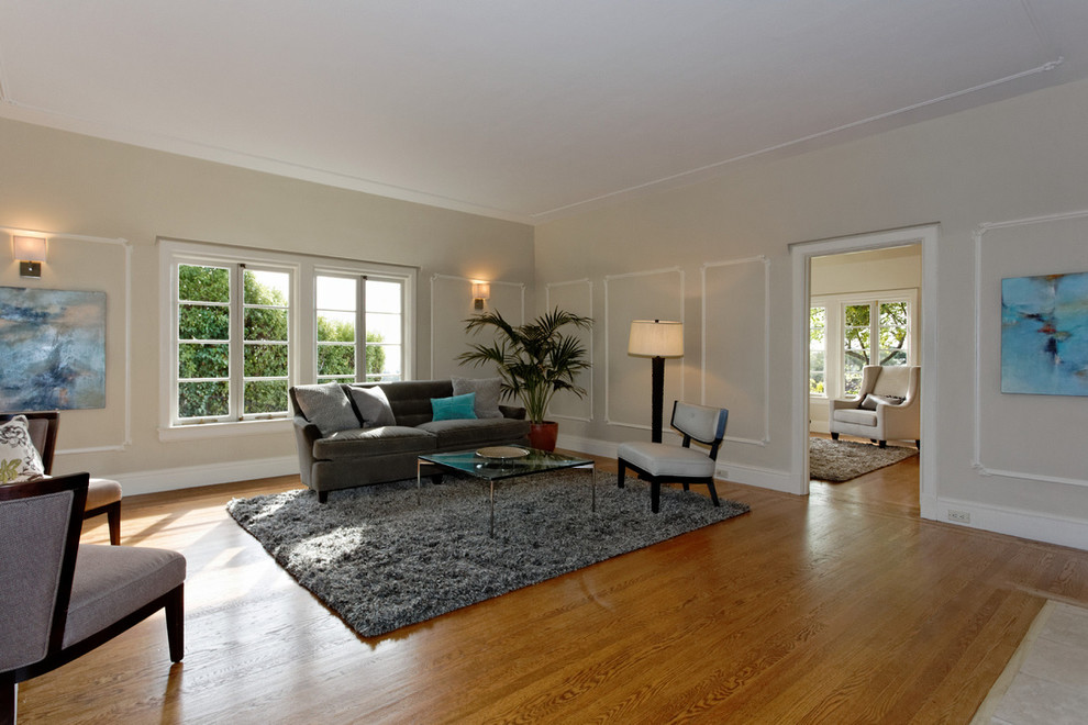 Mittelgroßes, Repräsentatives Klassisches Wohnzimmer mit grauer Wandfarbe, hellem Holzboden, Kamin und Kaminumrandung aus Backstein in San Francisco