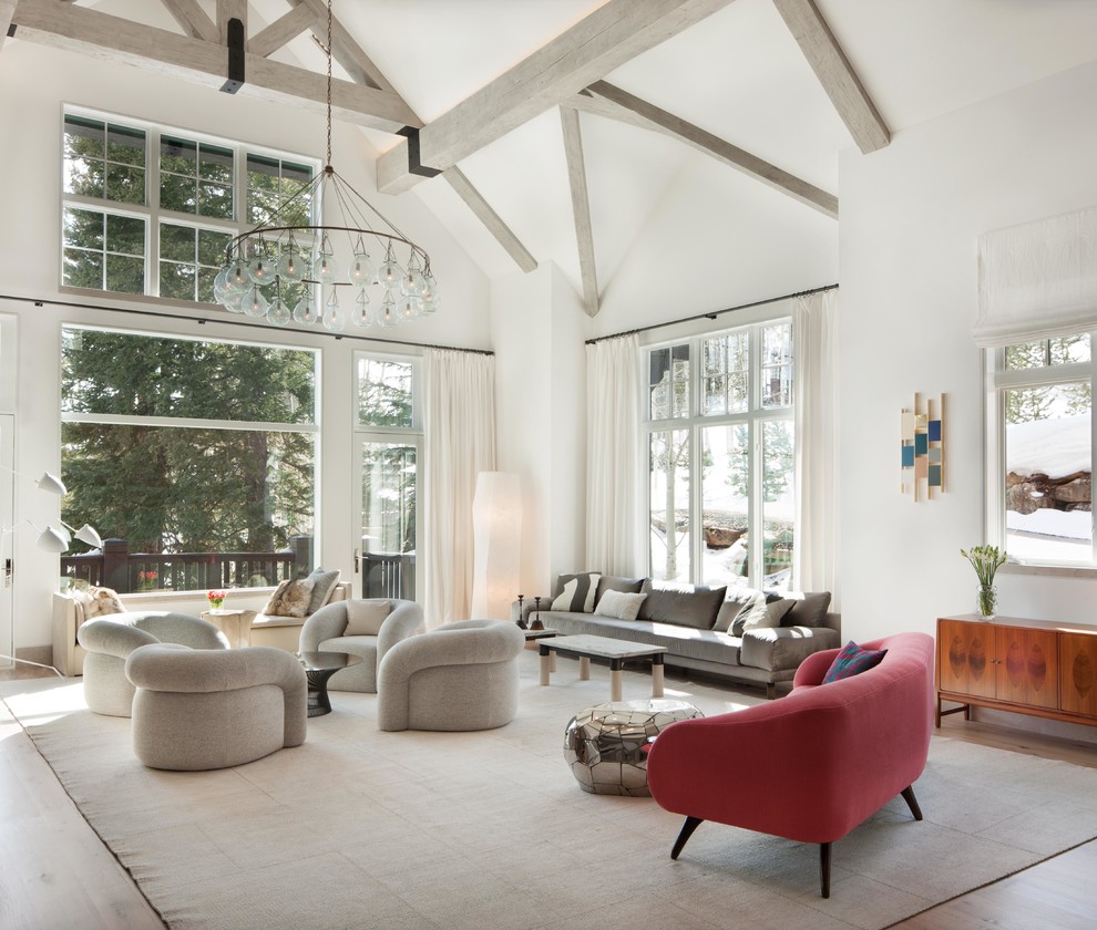 Modernes Wohnzimmer mit weißer Wandfarbe und braunem Holzboden in Denver