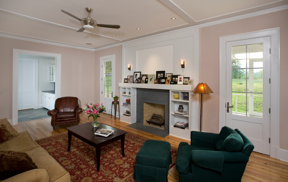 Стильный дизайн: большая парадная, изолированная гостиная комната в стиле неоклассика (современная классика) с розовыми стенами, светлым паркетным полом и стандартным камином без телевизора - последний тренд