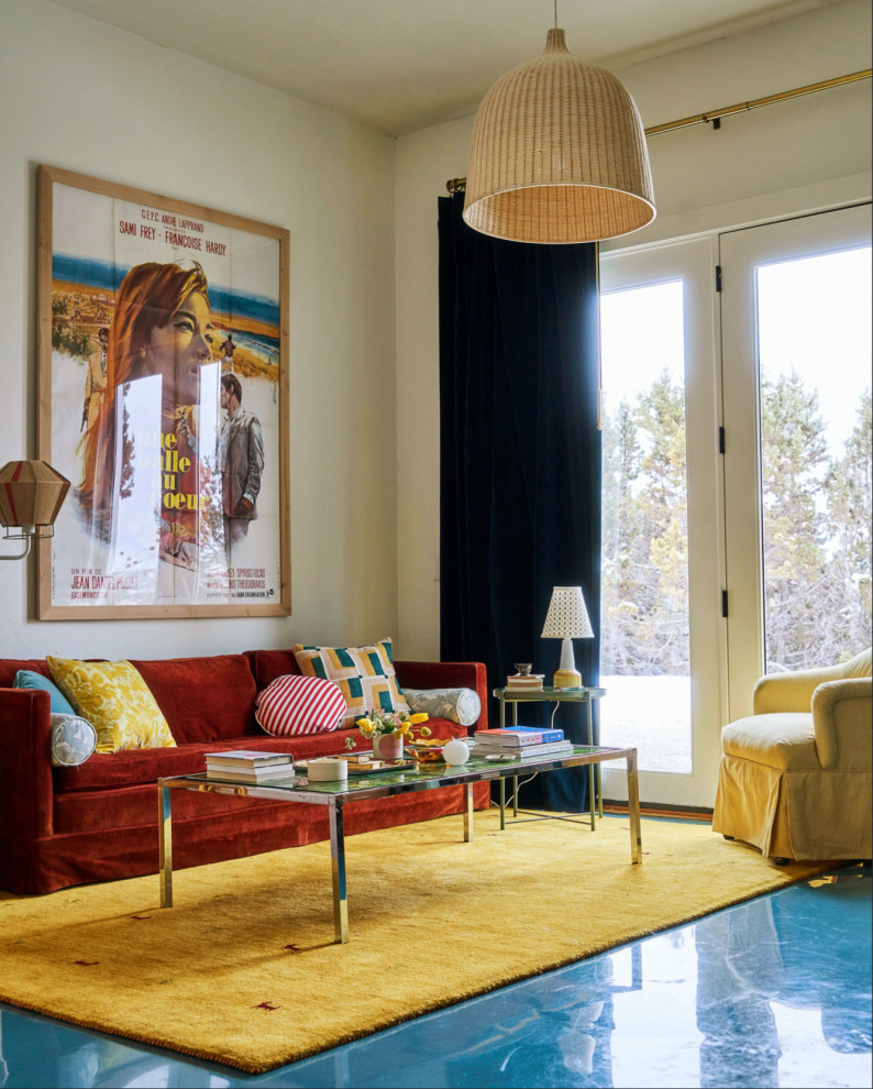 Mittelgroßes, Fernseherloses, Offenes Shabby-Chic Wohnzimmer ohne Kamin mit beiger Wandfarbe, Betonboden und blauem Boden in Salt Lake City
