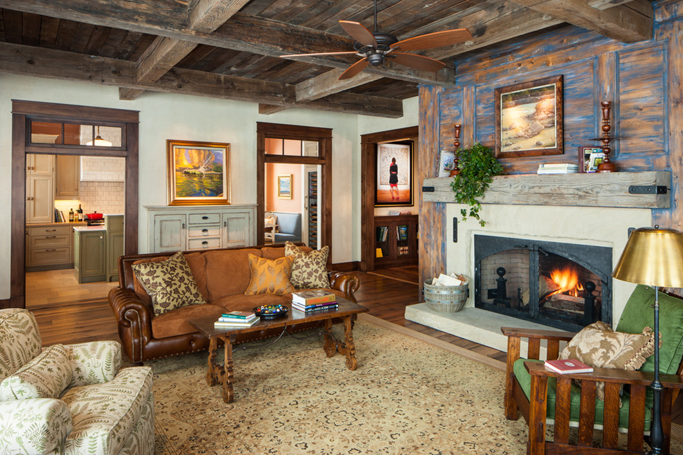 Foto di un grande soggiorno stile rurale con sala formale, pareti beige, parquet chiaro e camino classico