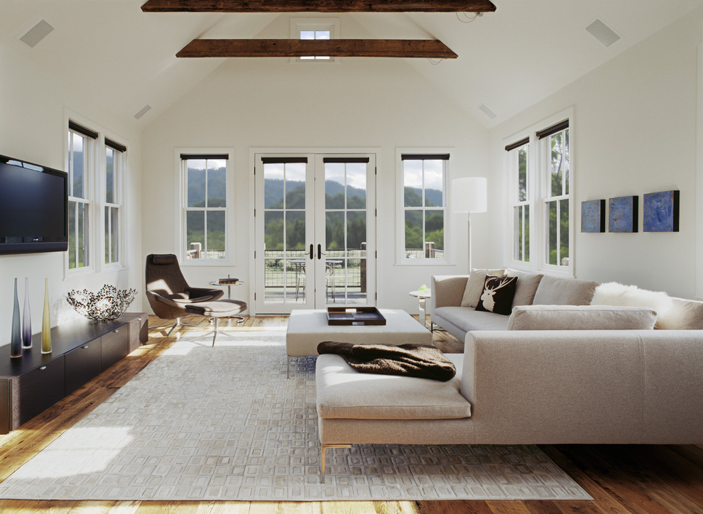 Стильный дизайн: гостиная комната:: освещение в стиле неоклассика (современная классика) с белыми стенами, телевизором на стене и ковром на полу - последний тренд