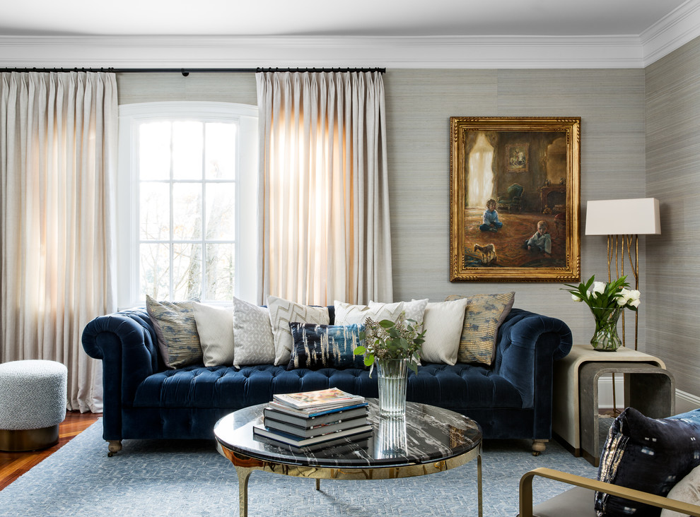 Mittelgroßes, Fernseherloses Klassisches Wohnzimmer mit blauer Wandfarbe, dunklem Holzboden, Kamin, Kaminumrandung aus Holz und blauem Boden in New York