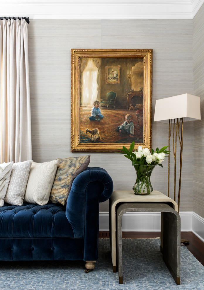 Immagine di un soggiorno tradizionale con pareti blu, parquet scuro, camino classico e cornice del camino in legno