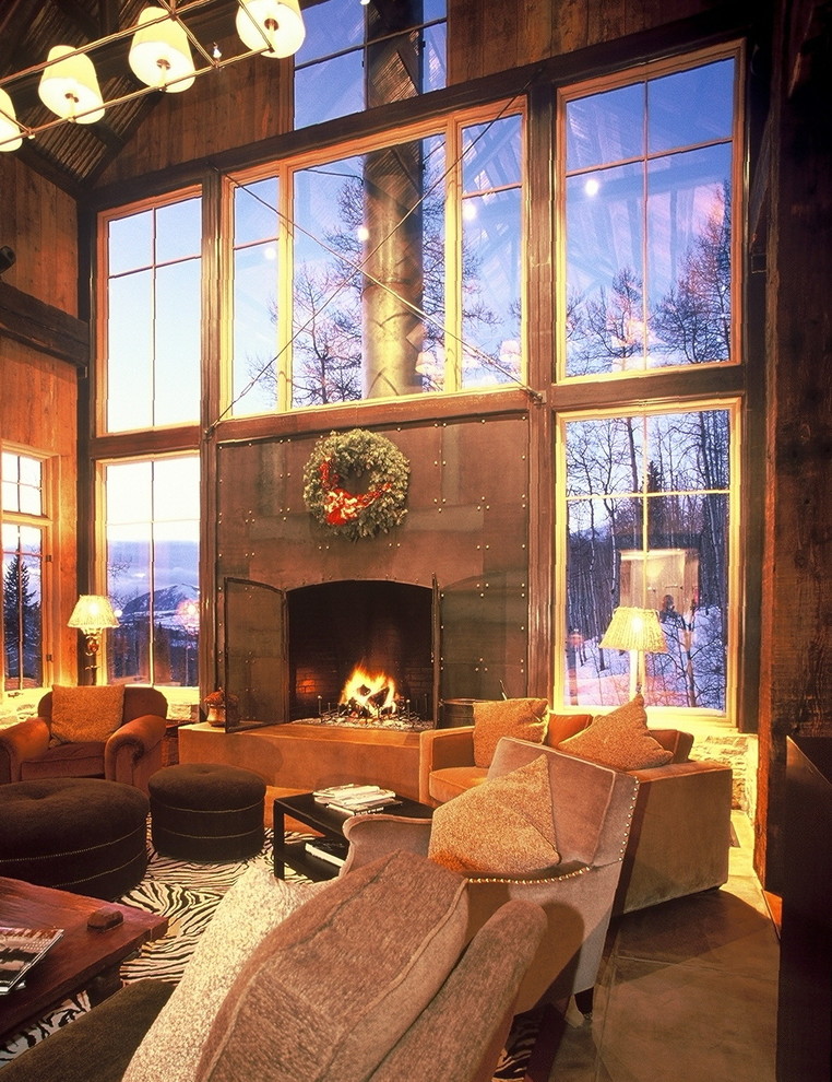 Пример оригинального дизайна: большая парадная, изолированная гостиная комната в стиле лофт с коричневыми стенами, стандартным камином и фасадом камина из металла