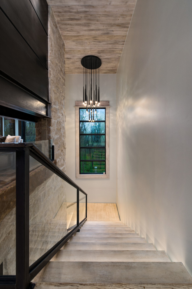 Modelo de salón para visitas abierto moderno extra grande con paredes blancas, suelo de madera pintada, chimeneas suspendidas, marco de chimenea de metal y suelo blanco