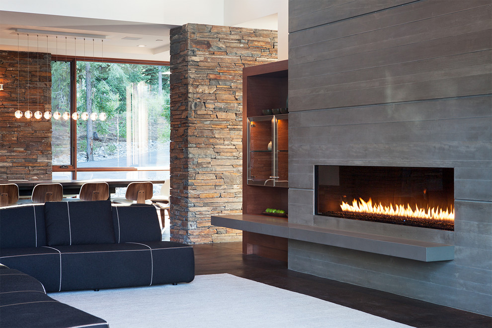 サクラメントにあるコンテンポラリースタイルのおしゃれなリビング (横長型暖炉、黒いソファ) の写真