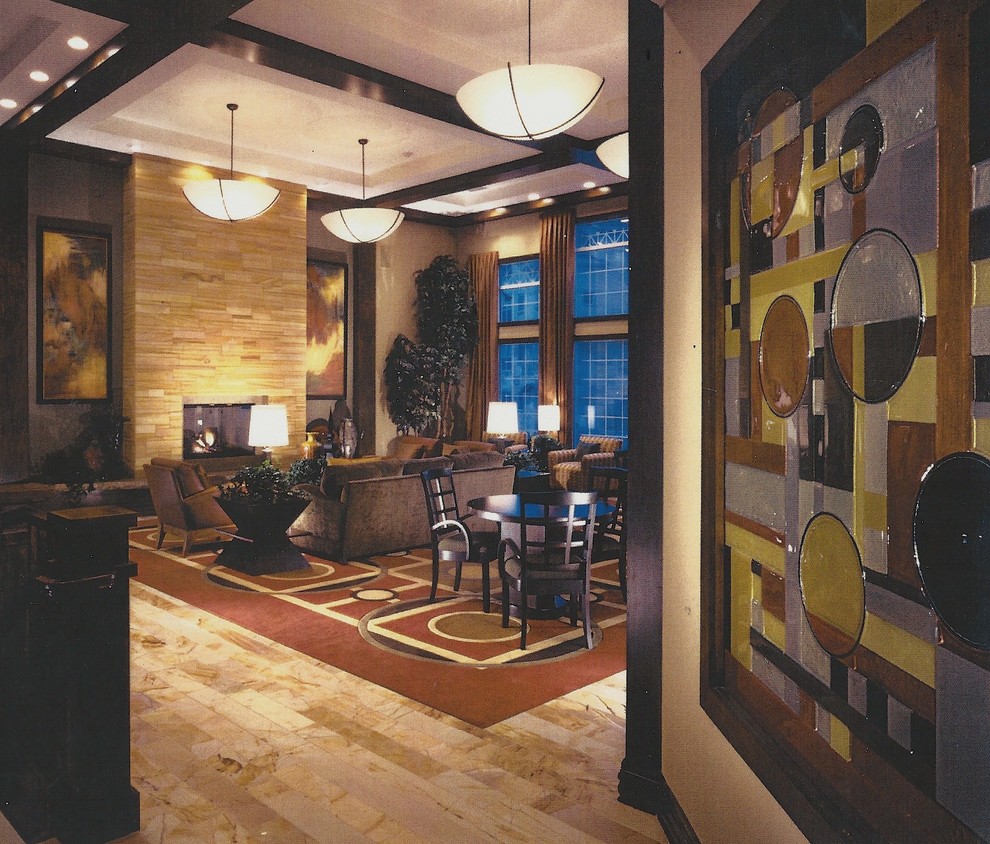 Ejemplo de salón de estilo americano con marco de chimenea de piedra