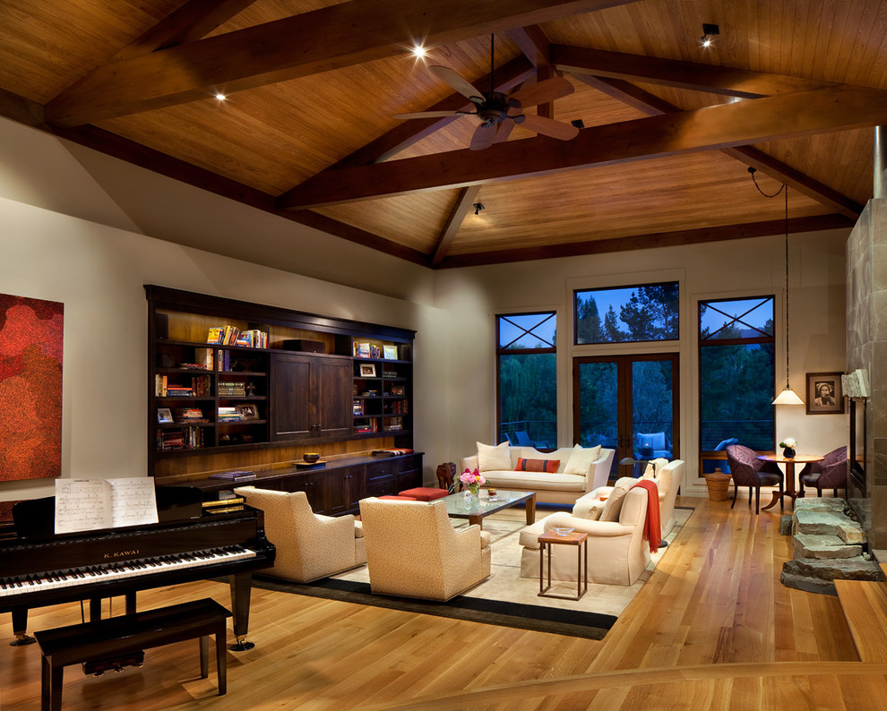 Свежая идея для дизайна: огромная гостиная комната в современном стиле с музыкальной комнатой, стандартным камином и скрытым телевизором - отличное фото интерьера