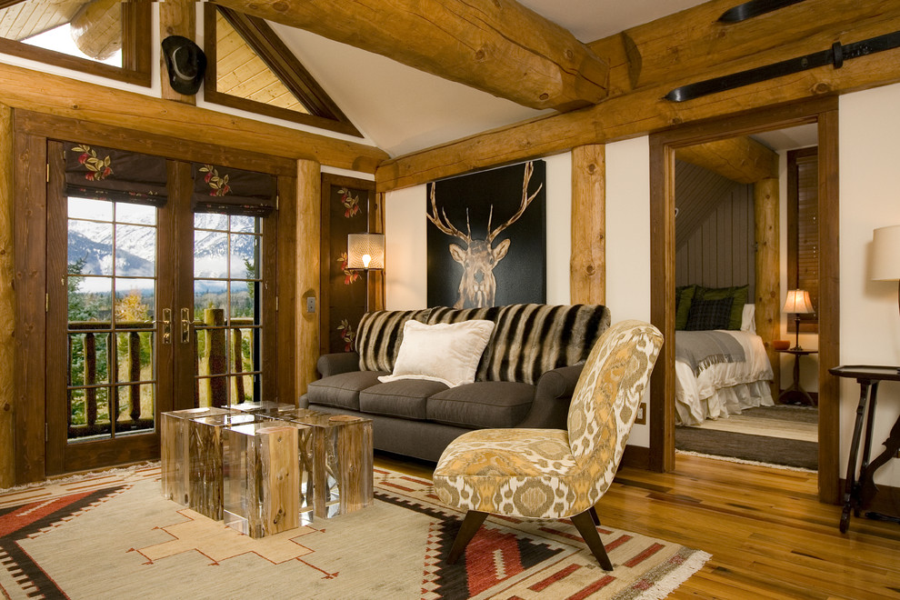 Immagine di un soggiorno rustico con pavimento in legno massello medio