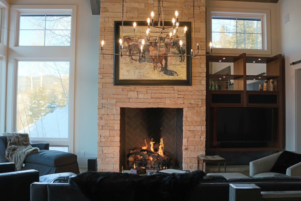 Mittelgroßes, Repräsentatives Rustikales Wohnzimmer im Loft-Stil mit Kamin, weißer Wandfarbe, hellem Holzboden, Kaminumrandung aus Stein und freistehendem TV in Denver