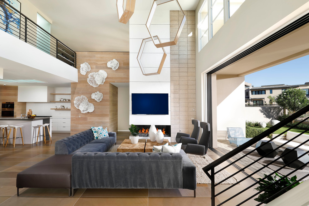 Стильный дизайн: большая открытая, парадная гостиная комната в современном стиле с горизонтальным камином, телевизором на стене, бежевым полом, бежевыми стенами, светлым паркетным полом, фасадом камина из металла и ковром на полу - последний тренд