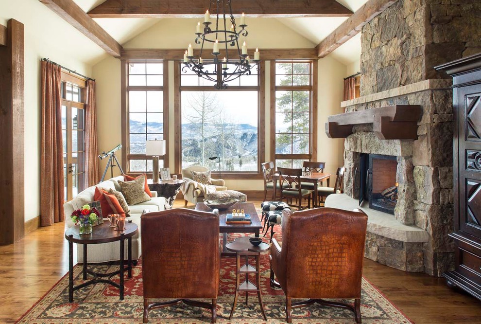 Uriges Wohnzimmer mit beiger Wandfarbe, braunem Holzboden und Kamin in Denver