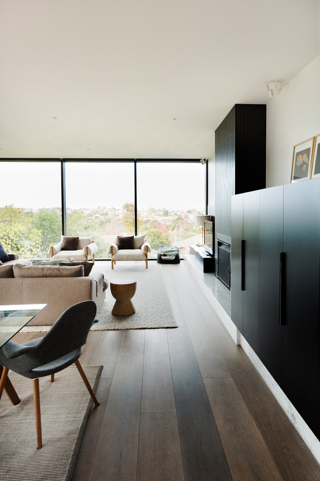 Idée de décoration pour un grand salon nordique ouvert avec un mur blanc, un sol en bois brun, une cheminée standard, un manteau de cheminée en bois et un téléviseur indépendant.