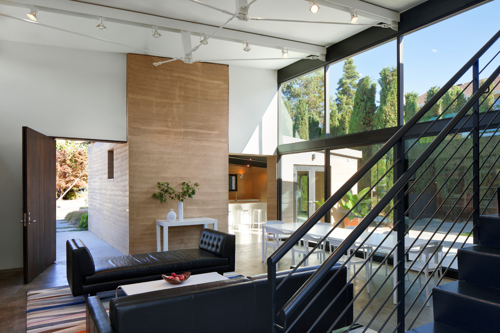 На фото: открытая, парадная гостиная комната среднего размера в современном стиле с белыми стенами и бетонным полом без камина, телевизора