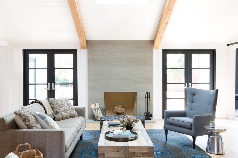 Landhausstil Wohnzimmer mit weißer Wandfarbe, hellem Holzboden und Kamin in San Francisco